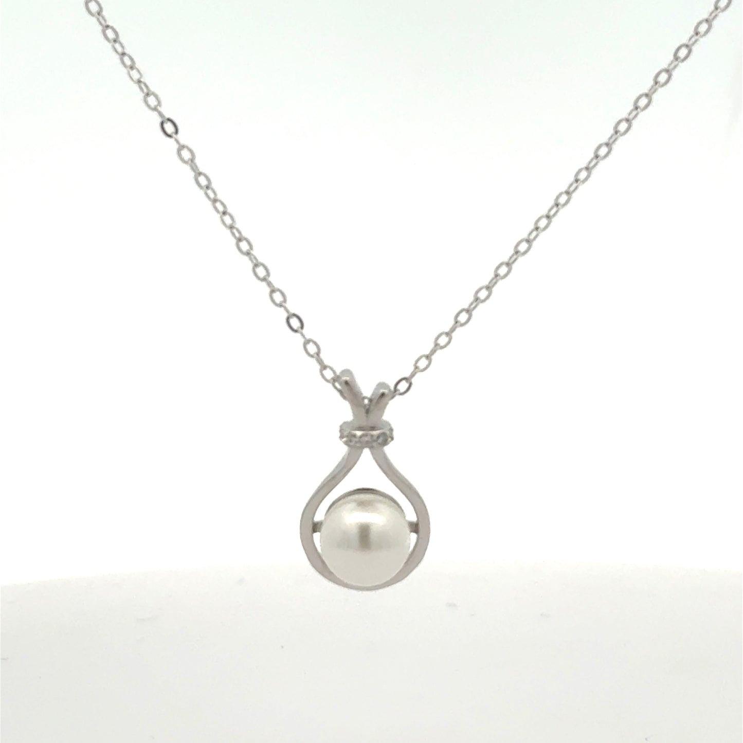 Elegant Pearl Pendant Necklace