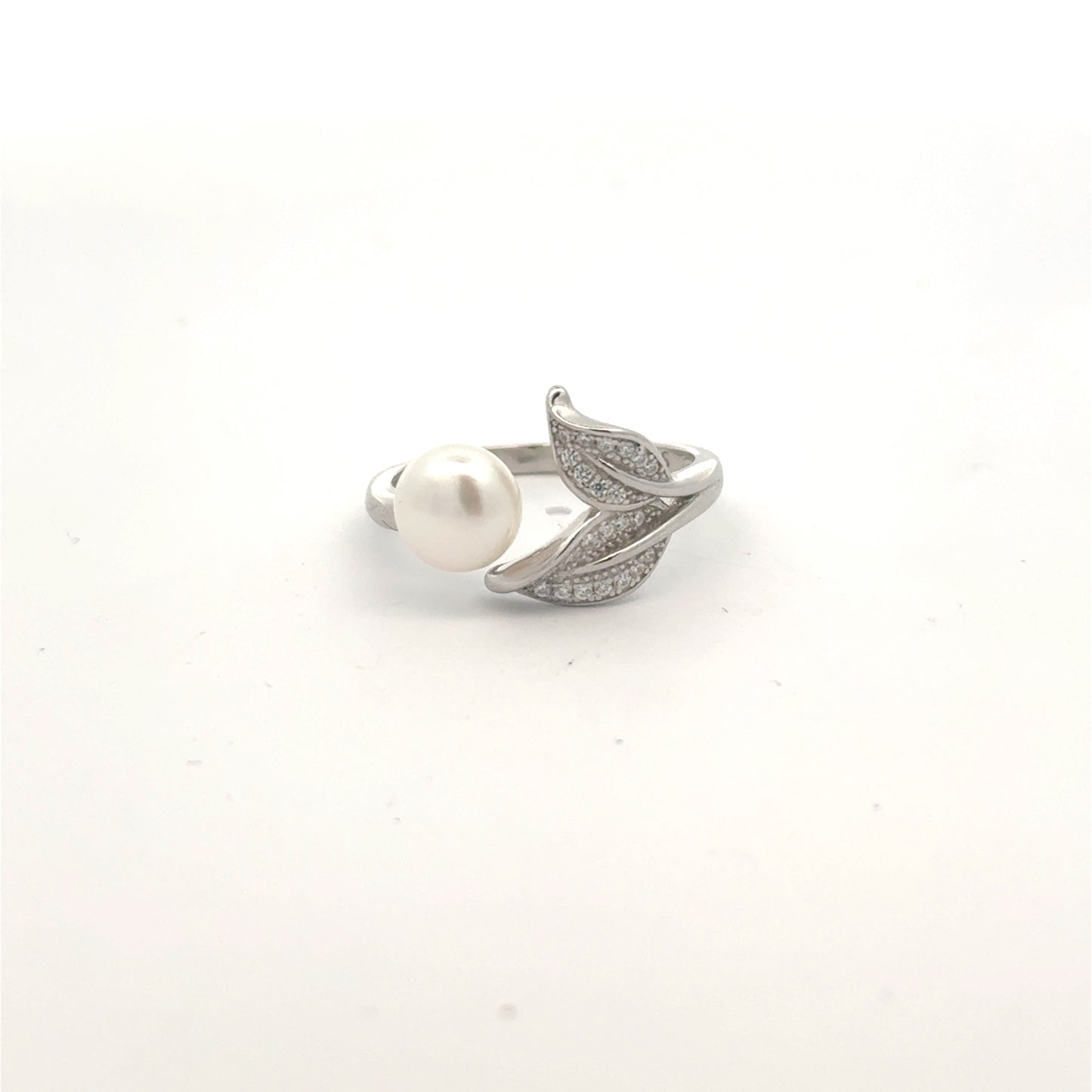 Elegant Pearl and Leaf Design Ring