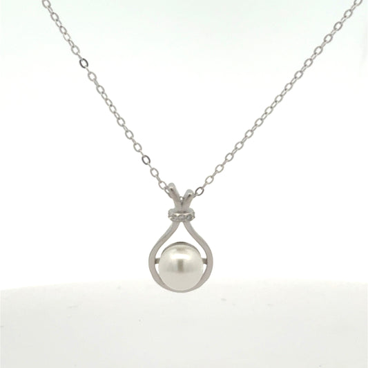Elegant Pearl Pendant Necklace