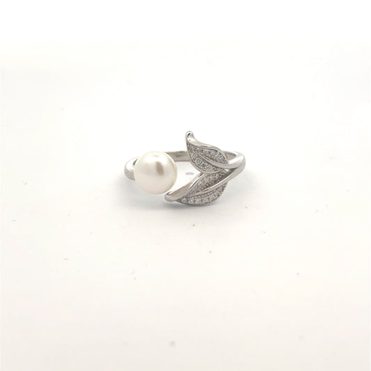 Elegant Pearl and Leaf Design Ring